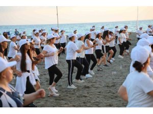 SAHİLDE SPOR YAPMANIN TADINI ÇIKARDILAR