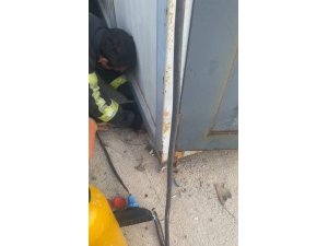 KONTEYNER ALTINDA SIKIŞIP MAHSUR KALAN YAVRU KÖPEĞİ İTFAİYE EKİPLERİ KURTARDI