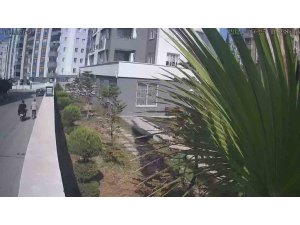 O ANLAR KAMERADA: MOTOSİKLETLE KAPKAÇ YAPTILAR YAKALANIP TUTUKLANDILAR