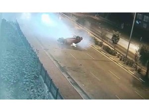 OTOMOBİLİN, KALDIRIMDA YÜRÜYEN YAYALARIN ARASINA DALDIĞI ANLAR KAMERADA