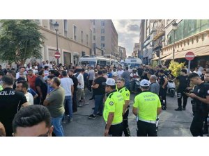 ADANA’DA DOLMUŞ ŞOFÖRLERİNİN EYLEMİ 3 SAAT SONRA BİTTİ: TRAFİK ULAŞIMA AÇILDI