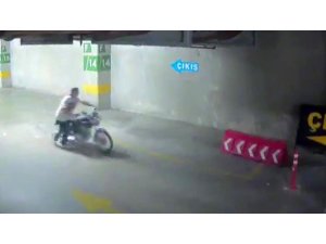 ŞEHİR HASTANESİNİN OTOPARKINDAN İKİ MOTOSİKLET ÇALDI: O ANLAR KAMERAYA YANSIDI