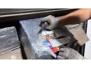 OTOBÜS ÇAMURLUĞUNDAKİ GİZLİ BÖLMEDEN KAÇAK ELEKTRONİK SİGARA VE SİGARA ELE GEÇİRİLDİ