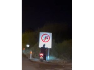 BÖYLE KAZA GÖRÜLMEDİ, MOTOSİKLET SÜRÜCÜSÜ YOL KENARINDAKİ ‘ÇÖP ATMA’ YAZILI UYARI LEVHASINA KAFASINI ÇARPTI