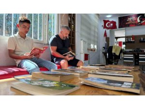 BERBER DÜKKANINI KÜTÜPHANEYE ÇEVİRDİ: MÜŞTERİLER SIRA BEKLERKEN KİTAP OKUYOR