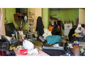 TARSUS’TA BİR EVDEN 28 TON ÇÖP ÇIKARILDI