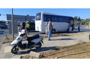 OTEL SERVİS MİDİBÜSÜYLE ÇARPIŞAN MOTOSİKLETLİ YARALANDI