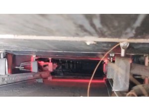 REKLAM PANOSUNDA MAHSUR KALAN KEDİYİ İTFAİYE KURTARDI