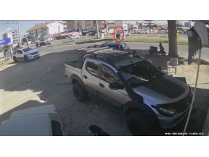 TUR MİNİBÜSÜ LEVHAYA ÇARPTI, TEMİZLİK İŞÇİSİ SANİYELERLE ÖLÜMDEN DÖNDÜ