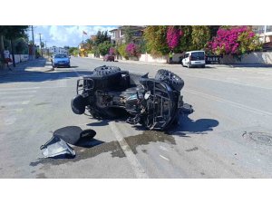 MANAVGAT’TA ATV İLE HAFİF TİCARİ ARAÇ ÇARPIŞTI: 1 YARALI