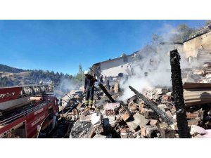 YANGINDA ÇÖKEN EVDE KAYBOLAN AĞABEY VE KARDEŞ HALA BULUNAMADI