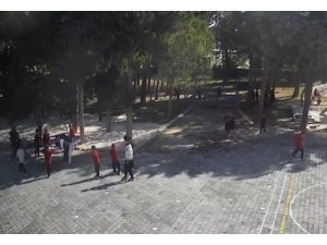 BURDUR’DA NEFES BORUSUNA SİMİT TAKILAN ÖĞRENCİYE, ÖĞRETMENDEN HEİMLİCH MANEVRASI