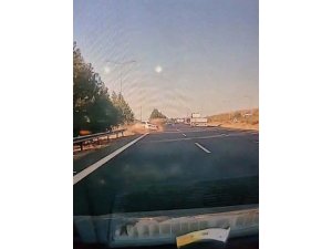 KONTROLDEN ÇIKAN OTOMOBİLİN BARİYERLERE ÇARPMA ANI GÖRÜNTÜLENDİ