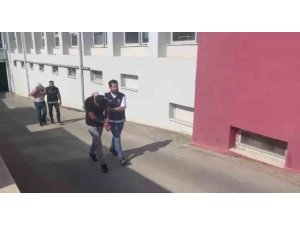 ADANA’DA BİN 166 BANDROLSÜZ PLAKA ELE GEÇİRİLDİ