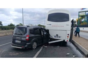 ANTALYA’DA HAFİF TİCARİ ARAÇ MİDİBÜSE ÇARPTI: 1’İ AĞIR 2 YARALI