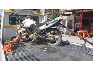 OTOMOBİL İLE ÇARPIŞAN MOTOSİKLETİN SÜRÜCÜSÜ YARALANDI