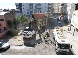 AKDENİZ’DE METRUK YAPILARLA MÜCADELE SÜRÜYOR