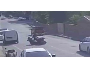 MOTOSİKLETLERİN KAFA KAFAYA ÇARPIŞTIĞI KAZADA 3 KİŞİNİN YERE SAVRULDUĞU ANLAR KAMERAYA YANSIDI