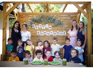 EKİPLERİN TOPLADIĞI ZEYTİNLERİ MİNİKLER İŞLEDİ