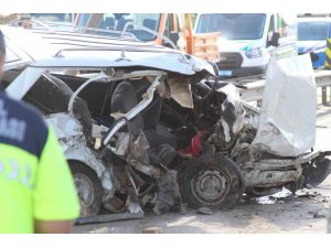 MERSİN’DE OTOMOBİL BETON BARİYERE ÇARPTI: 2 ÖLÜ