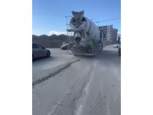 SEYİR HALİNDEKİ MİKSERİN YOLA BETON DÖKTÜĞÜ ANLAR KAMERADA