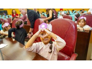 TARSUS’TA MECLİS KOLTUKLARI BU KEZ KIZ ÇOCUKLARININ OLDU