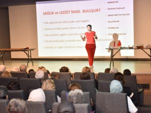 FESTİVALDE SAĞLIKLI YAŞ ALMAK KONUŞULDU