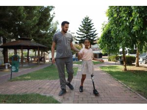 BELEDİYE OTOBÜSÜ ALTINDA KALAN RUKİYE, PROTEZ BACAKLA İLK ADIMI ATTI