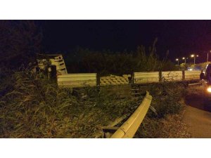 ÇİMENTO YÜKLÜ TIR DEVRİLDİ, ŞANS ESERİ YARALANAN OLMADI