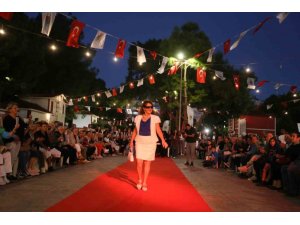 ANTALYA’DA 60 YAŞ ÜSTÜ ÖĞRENCİLER PODYUMDA MANKENLERE TAŞ ÇIKARDI