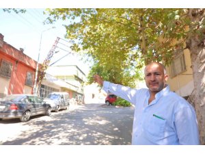 KAHRAMANMARAŞ’TA KAMYONUN ÇARPTIĞI ELEKTRİK DİREĞİ AYLARDIR EĞİK HALDE DURUYOR