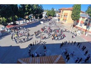 MERSİN’DE TÜM OKULLARDA EŞ ZAMANLI AFET TATBİKATI GERÇEKLEŞTİRİLDİ
