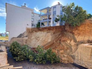 ANTALYA’DA BİR EVİ TAHLİYE ETTİREN İNŞAAT TEMELİNDE İKİNCİ TOPRAK KAYMASI