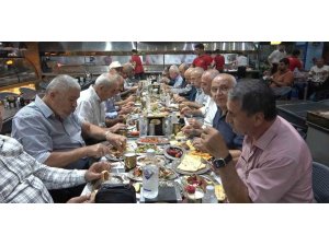 DİYARBAKIR’DA 45 YIL ÖNCE ASKERLİK YAPTILAR, ADANA’DA BULUŞTULAR