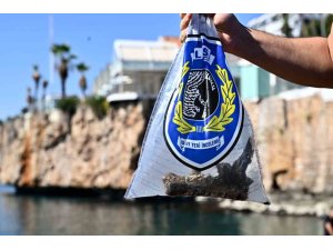 ANTALYA’DA DENİZ DİBİNDEN OKSİTLENMİŞ TABANCA VE 2 BİSİKLET ÇIKTI