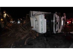 ANTALYA’DA ODUN YÜKLÜ KAMYON DEVRİLDİ, TRAFİK 3 SAAT DURDU