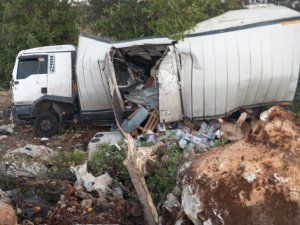 MERSİN’DE KAMYON KAZASI : 2 YARALI