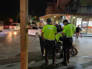ANTALYA’DA DEVRİLEN MOTOSİKLETİN SÜRÜCÜSÜ AĞIR YARALANDI: KAZA ANI KAMERADA
