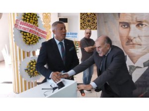 İYİ PARTİ KONGRESİNDE GERGİN ANLAR, KÜRSÜYÜ BİLE DEVİRDİLER