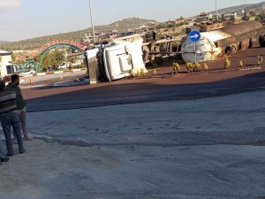 ALTINÖZÜ’NDE ZEYTİN POSASI YÜKLÜ TANKER DEVRİLDİ
