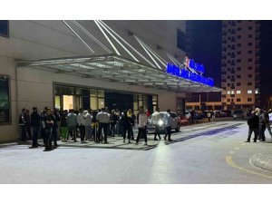 DÜĞÜN SALONU ÖNÜNDE BABASIYLA TARTIŞAN ŞAHISLARA ATEŞ ETTİ: 5 YARALI