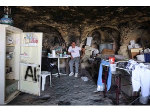 DEPREMDEN SONRA HUZURU MAĞARADA BULMUŞTU, ŞİMDİ ÇOK SEVDİĞİ MAĞARASINI BOŞALTACAK OLMANIN HÜZNÜNÜ YAŞIYOR