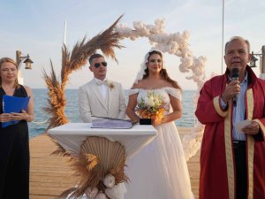 KOSTARİKALI DAMAT İLE TÜRK GELİN ANTALYA'DA EVLENDİ