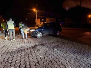 OTOMOBİL İLE ÇARPIŞAN MOTOSİKLETLİN YARALI SÜRÜCÜSÜ KAZA YERİNDEN KAÇTI