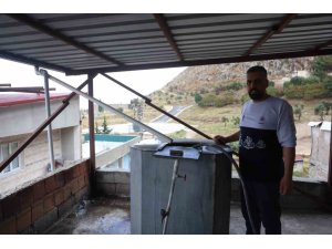 KURDUĞU SİSTEMLE DEPOLADIĞI YAĞMUR SUYUNU EVDE KULLANAN VATANDAŞ SOSYAL MEDYADA İLGİ ODAĞI OLDU