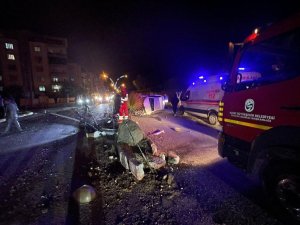 AYDINLATMA DİREĞİNE ÇARPAN OTOMOBİLİN TAKLA ATTIĞI ANLAR KAMERAYA YANSIDI