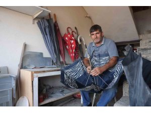 HATAY’DA ŞİDDETLİ YAĞIŞLAR ŞEMSİYE TAMİRCİSİNDE YOĞUNLUĞU ARTIRDI