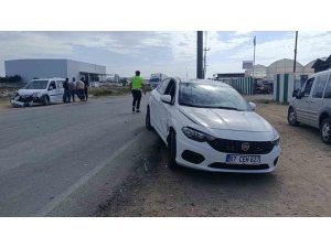 ANTALYA’DA ’U’ DÖNÜŞÜ YAPAN HAFİF TİCARİ ARAÇLA OTOMOBİL ÇARPIŞTI: 1 YARALI