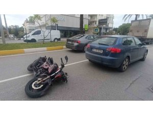 YAYA GEÇİDİNDE DURAN OTOMOBİLE ÇARPAN MOTOSİKLETLİ YARALANDI