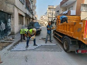 AKDENİZ BELEDİYESİ, İLÇENİN SOKAK VE KALDIRIMLARINI YENİLEMEYİ SÜRDÜRÜYOR